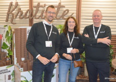 Bart Janssen, Joke de Groot en Eric Dirks van Kratiste, dat sinds kort met een display met daarin de Kratiste Klimstokken te vinden is alle Intratuin vestigingen in Nederland.